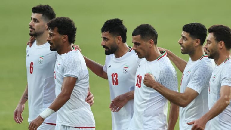 Joueurs de l'équipe d'Iran de football en discussion lors d'un entraînement