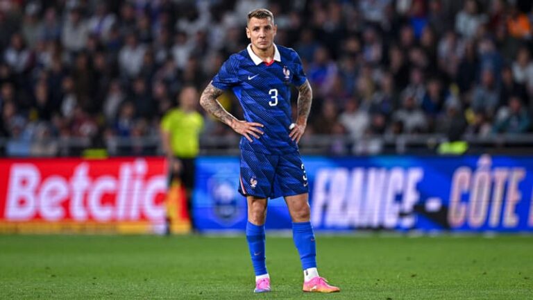Lucas Digne en maillot de l'équipe de France.