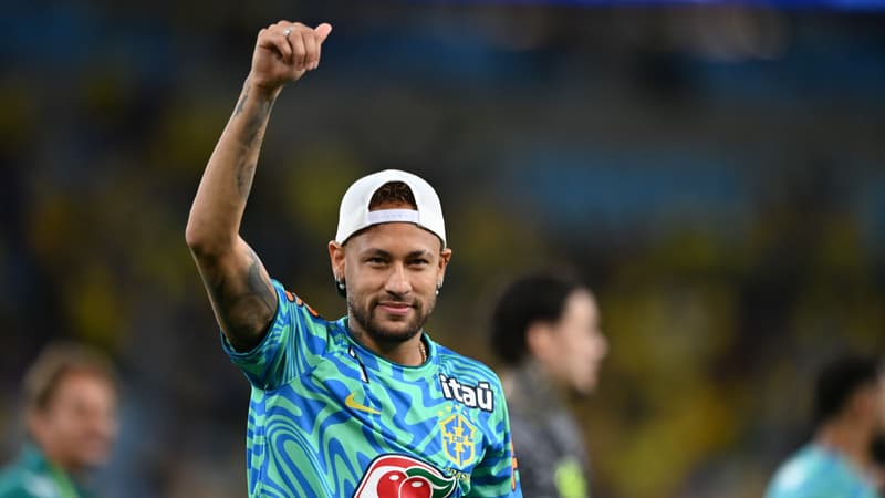 Neymar souriant sous le maillot du Brésil, sur un terrain de football.