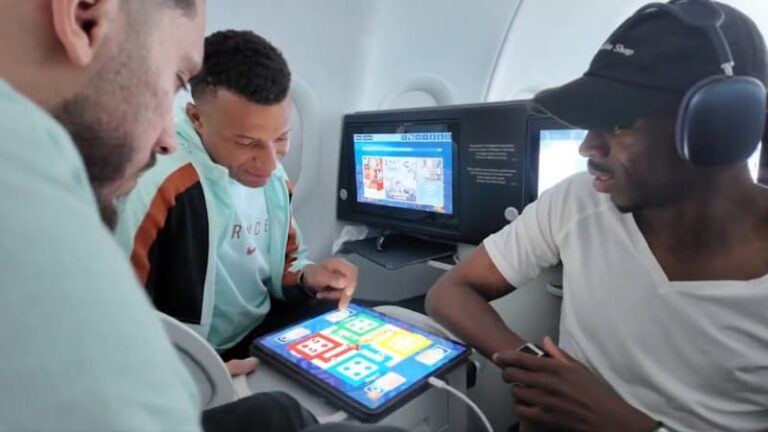 Joueurs de l'Équipe de France Kylian Mbappé, Ousmane Dembélé et Rayane Cherki jouant au Ludo pendant un vol pour Boston.
