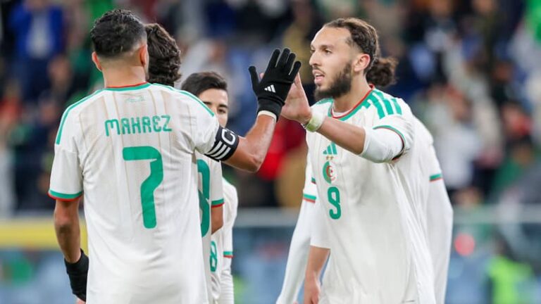 Fans regardant le Mondial 2026 malgré le décalage horaire