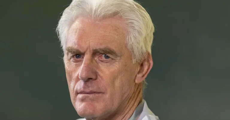 Hugo Broos critiquant un stade de Coupe du Monde lors d'une conférence de presse.