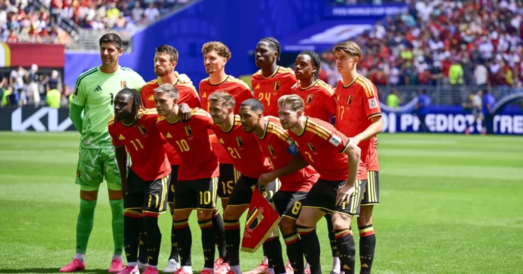 Maillot de football belge encadré, avec des maillots africains en arrière-plan, symbolisant leur potentiel de collection.
