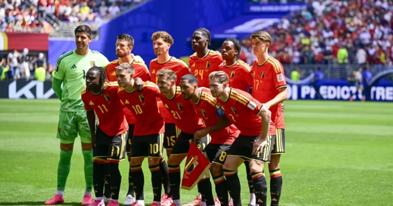 Maillot de football belge encadré, avec des maillots africains en arrière-plan, symbolisant leur potentiel de collection.