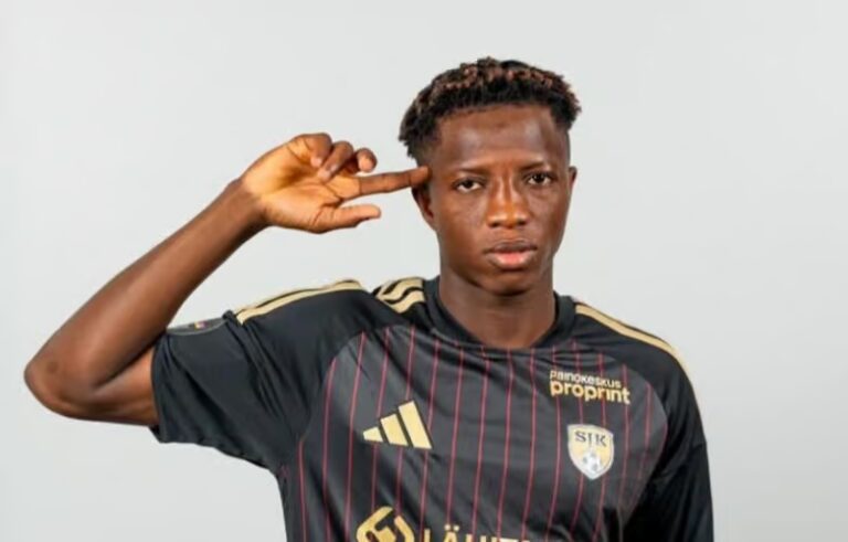 Moustapha Fanné maillot SJK après signature du contrat jusqu'en 2029