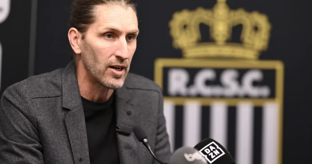 Mario Kohnen et Nicolas Frutos discutant de l'arrivée de Djibril Sarr au Sporting Charleroi