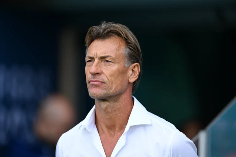 Hervé Renard sur le banc de touche, emblème de la Tunisie en arrière-plan.