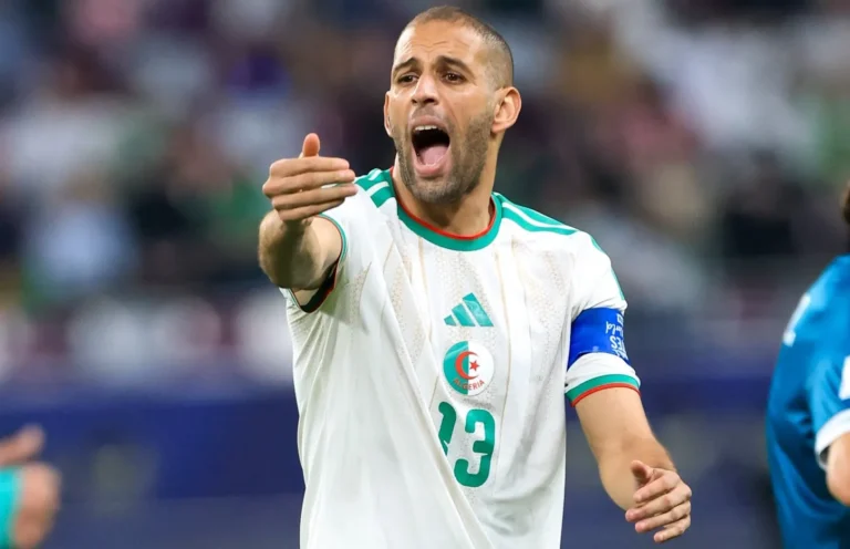 Islam Slimani, ancien attaquant de l'Algérie, dans un rôle de soutien au Mondial 2026.