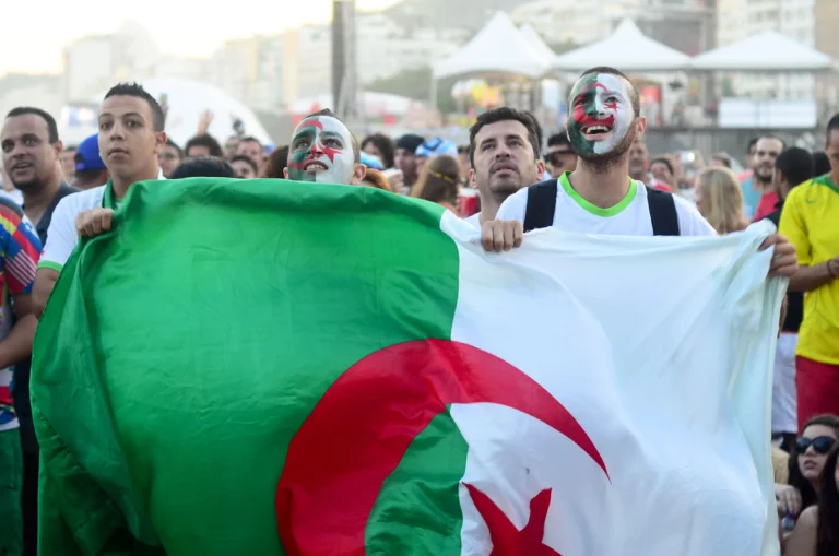 Fans algériens célébrant le retour de l'équipe nationale à la Coupe du Monde 2026