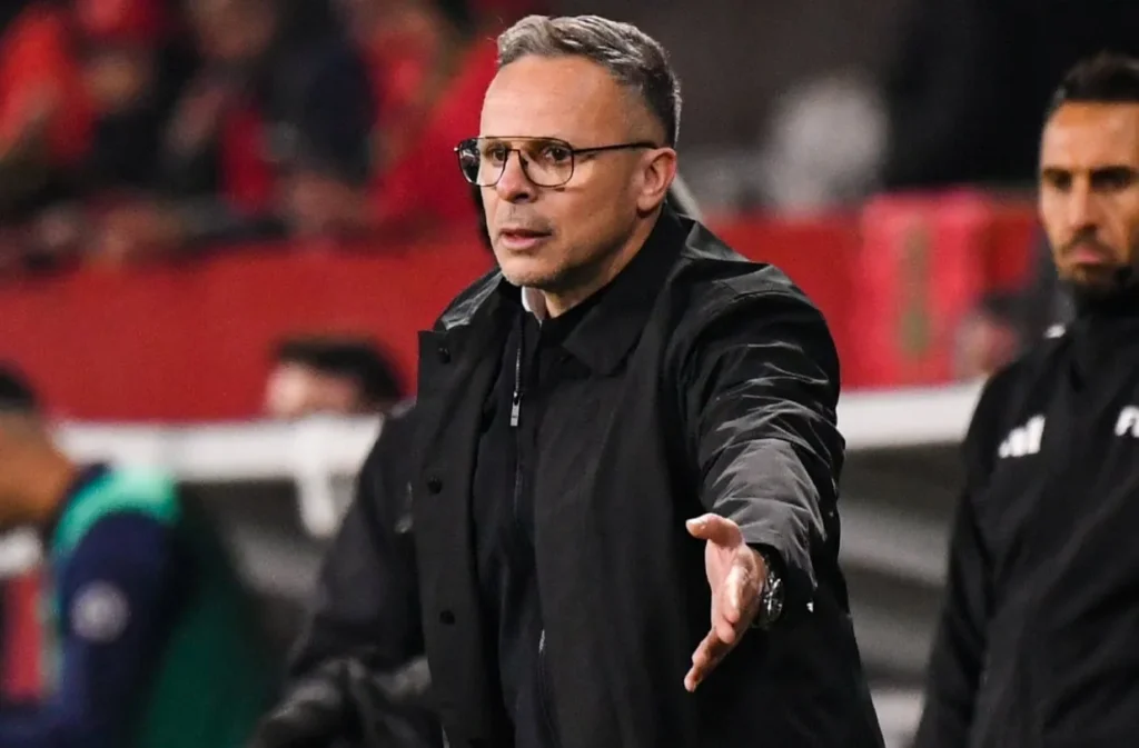 Équipe du Maroc célébrant une victoire en Coupe du Monde 2026 avec les supporters en arrière-plan