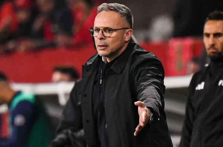 Équipe du Maroc célébrant une victoire en Coupe du Monde 2026 avec les supporters en arrière-plan