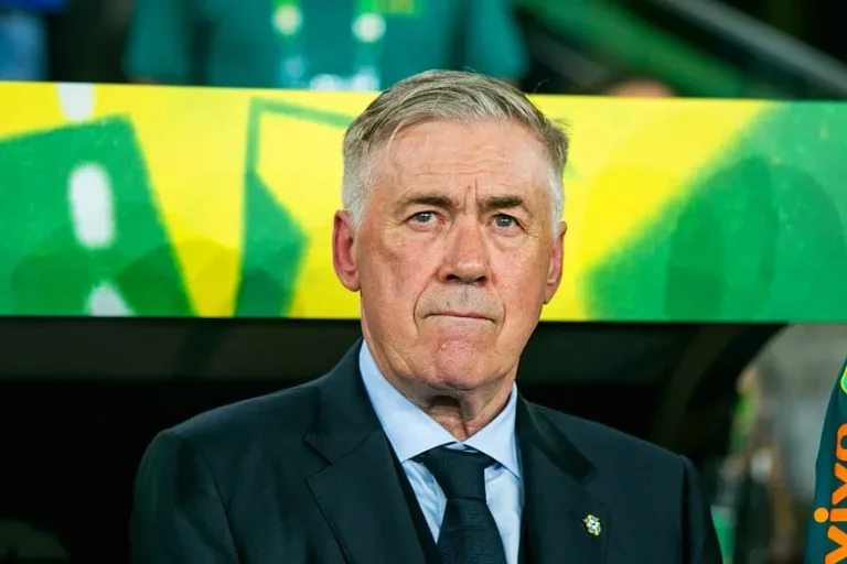 Joueurs brésiliens en action lors d'un match de qualification pour le Mondial 2026, avec un coach sur le banc.