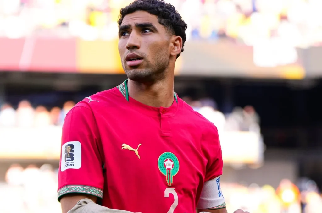 Walid Regragui donne des instructions aux joueurs du Maroc lors d'un match de la Coupe du Monde.