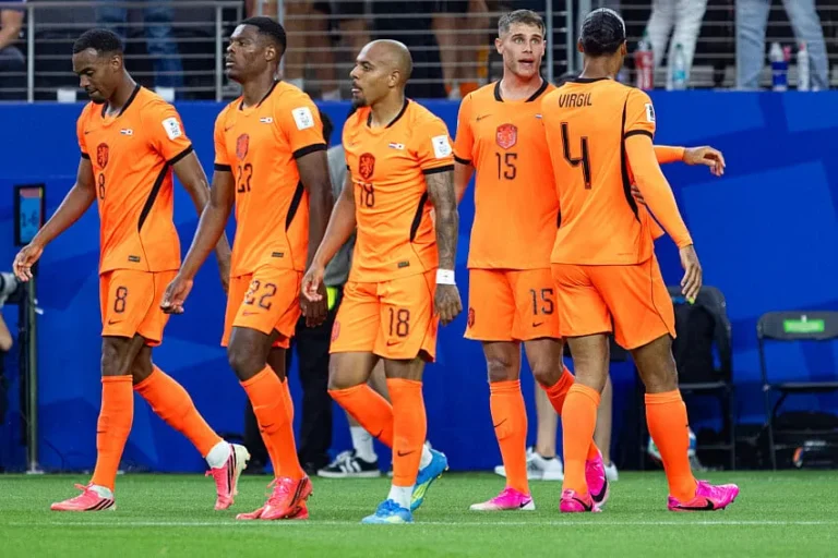 Les joueurs du Sénégal et du Maroc s'affrontant dans un match intense de la Coupe du Monde 2026 au NRG Stadium de Houston.