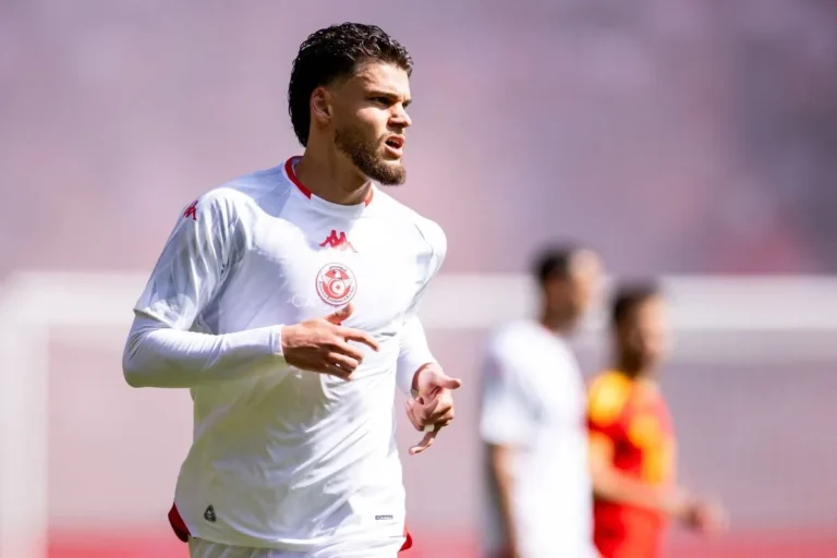 L'équipe nationale de Tunisie en action lors d'un match de football.
