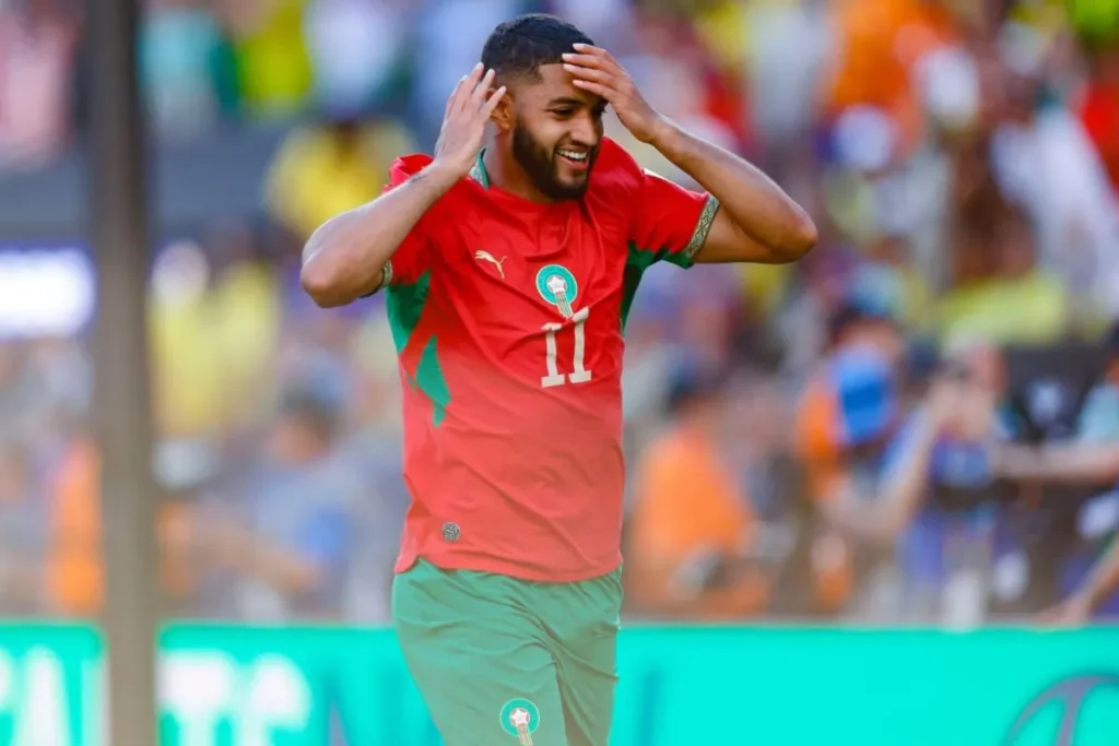 Ismael Saibari célébrant un but avec le maillot de l'équipe nationale du Maroc pendant un match de football