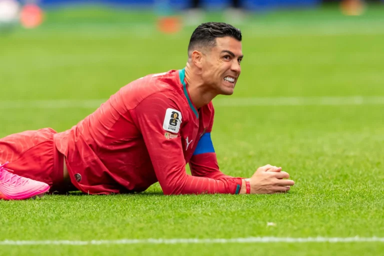Cristiano Ronaldo et joueurs de la RD Congo sur le terrain après le match nul