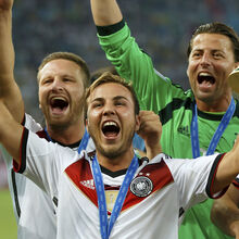 Les joueurs de l'Allemagne célèbrent un but contre le Brésil lors de la demi-finale du Mondial 2014, le tableau d'affichage indiquant un score écrasant.