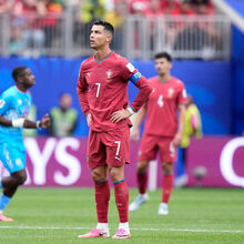 Cristiano Ronaldo saluant le public, avec un montage discret de joueurs africains en arrière-plan au Mondial.