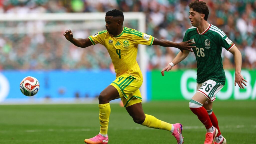 Patrik Schick et Percy Tau s'affrontant dans un match de qualification du Mondial 2026.