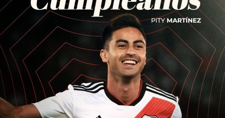 Pity Martínez célébrant un but avec le maillot de River Plate.