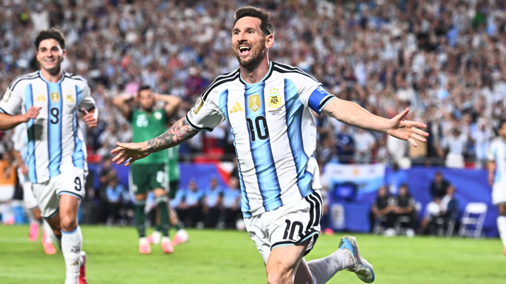 Lionel Messi célébrant un triplé lors d'un match de Coupe du Monde
