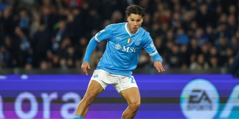 Juan Camilo Vergara en tenue du Napoli célébrant sa prolongation de contrat