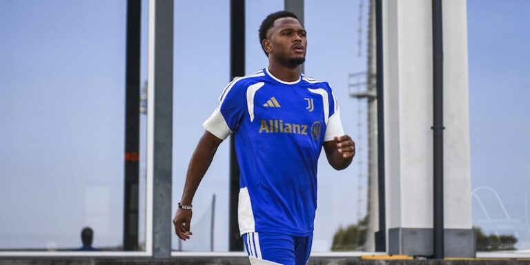 Loïs Openda en tenue de l'Olympique Lyonnais lors de sa présentation officielle