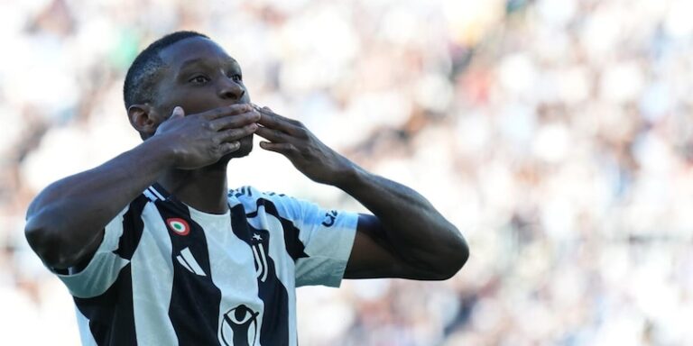 Randall Kolo Muani en tenue de la Juventus lors de sa présentation officielle