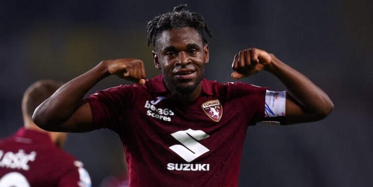 Duvan Zapata brandissant le maillot du Torino FC avec l'année 2028 inscrite sur le fond du Stade Olimpico Grande Torino.