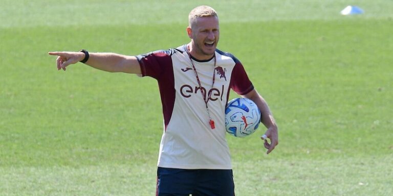 Ignazio Abate urla indicazioni durante l'allenamento a Pinzolo con i giocatori del Torino