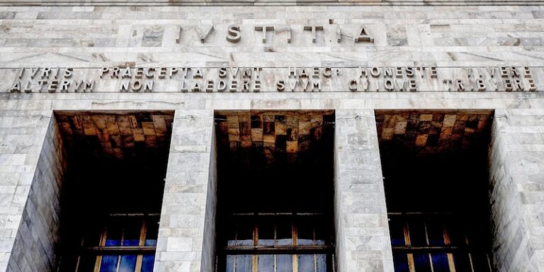 Tribune vide du stade de football avec un telephone fixe pose sur un siege evoquant le silence des preuves dans l'affaire Arbitropoli