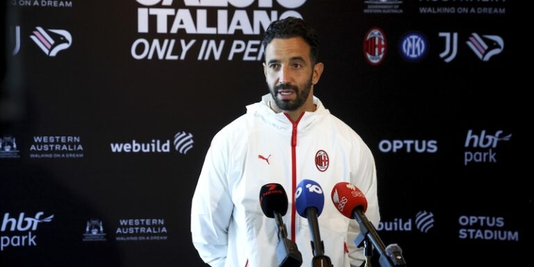 Rafael Leão en entraînement avec l'AC Milan, discutant avec Stefano Pioli