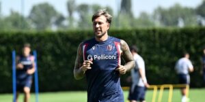 Bernardeschi portant le maillot de Bologne lors du stage de Valles