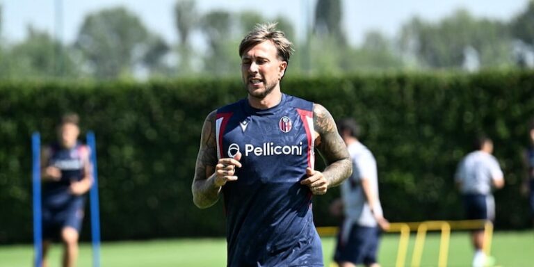 Bernardeschi portant le maillot de Bologne lors du stage de Valles