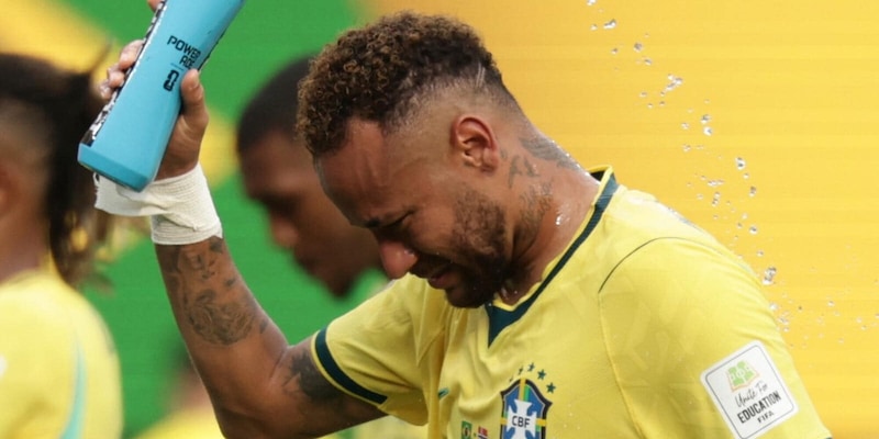 Neymar al tavolo da poker con espressione concentrata