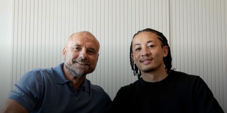 Khephren Fitz-Jim en tenue du Torino lors de sa présentation officielle