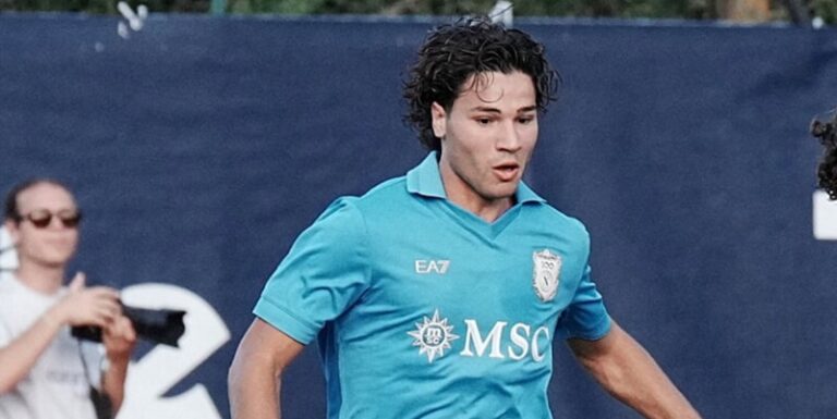 Giovanni Vergani célébrant son renouvellement de contrat avec le Napoli au Stadio Diego Armando Maradona