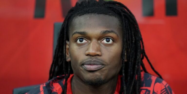 Rafael Leão en discussion avec des dirigeants du Fenerbahce lors d'une réunion secrète