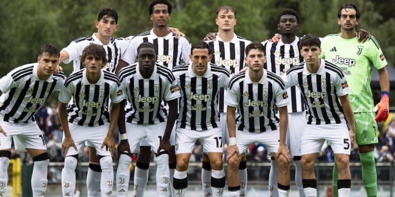 Randal Kolo Muani en conférence de presse à la Juventus avec le maillot bianconero