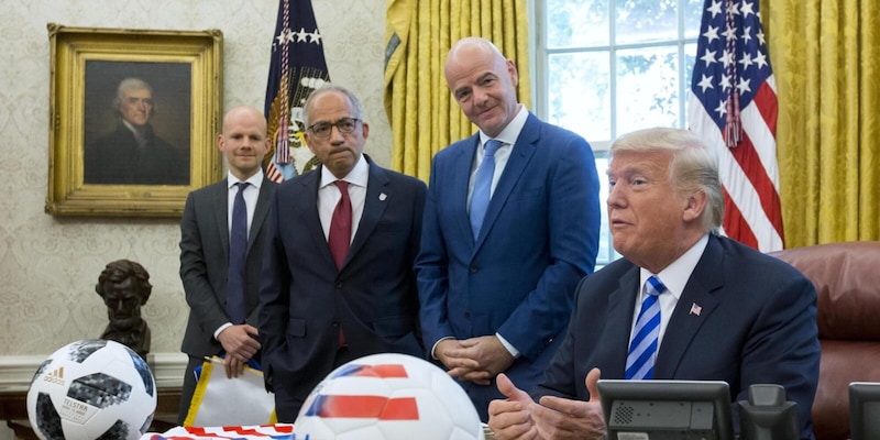 Gianni Infantino et Jorge Cordeiro lors d'une réunion de la FIFA