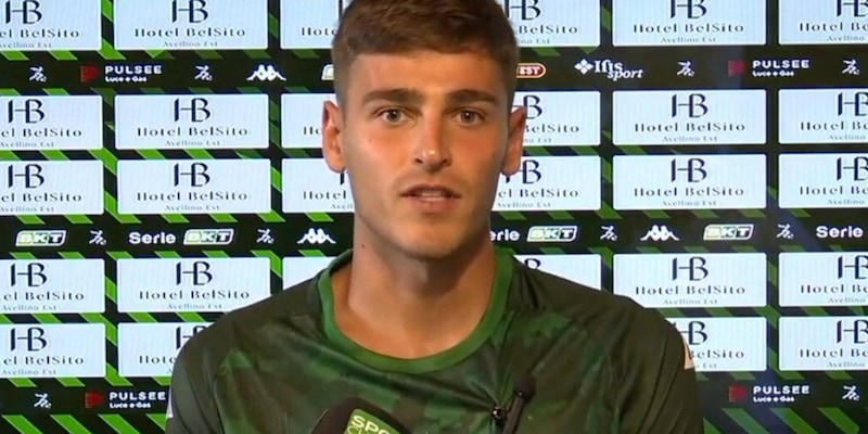 Faticanti en conférence de presse avec le maillot d'Avellino