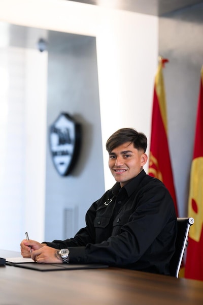 Yan Diomandé en tenue du Real Madrid lors de sa présentation au Santiago Bernabéu