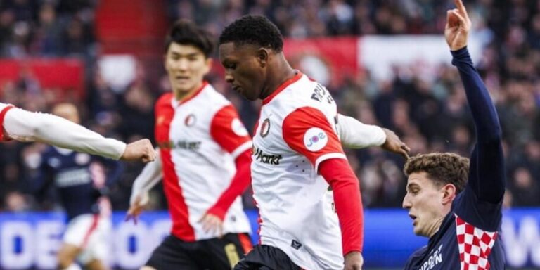 Santiago Gimenez en action avec le maillot du Feyenoord lors d'un match de Eredivisie