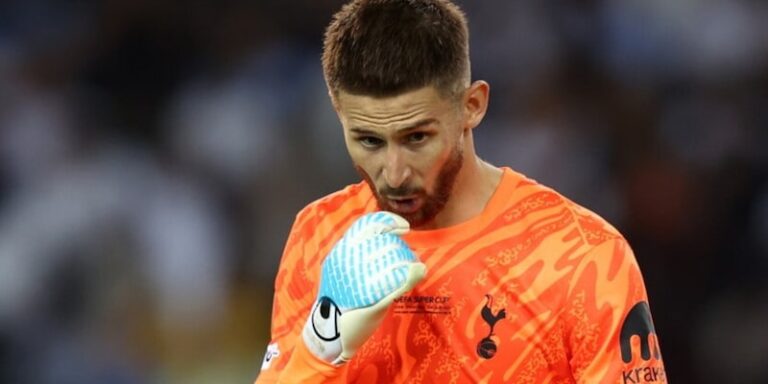 Guglielmo Vicario en discussion avec Roberto De Zerbi lors d'un entraînement à Tottenham