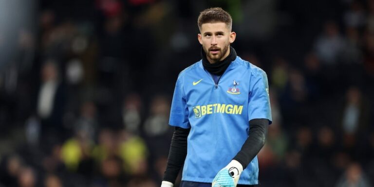 Emiliano Martinez en tenue de l'Aston Villa lors d'un match de Premier League