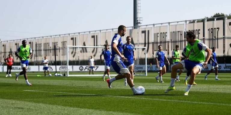 Weston McKennie en entraînement avec la Juventus avant le match contre le Nizza