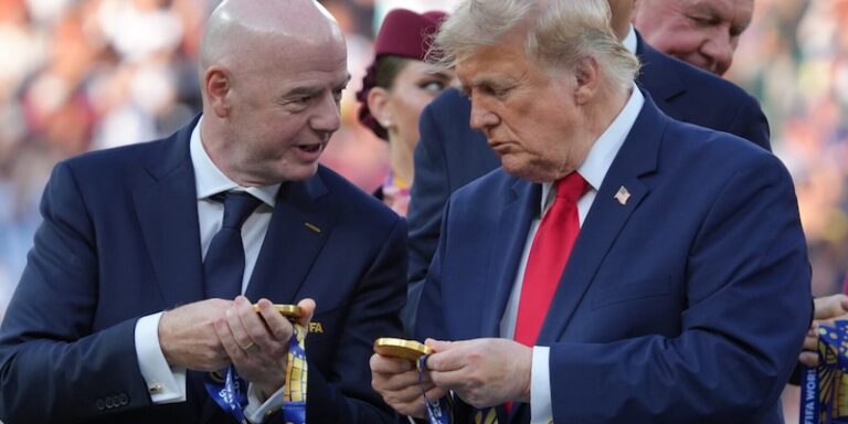 Gianni Infantino et Donald Trump discutant strategie diplomatique au sommet de l'ONU