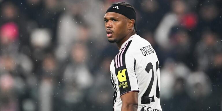 Loïs Openda en tenue de l'Olympique Lyonnais lors de son arrivée en prêt