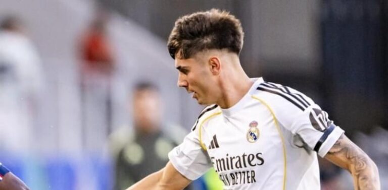 Federico Valverde en tenue de la Fiorentina lors de sa présentation au stade Artemio Franchi